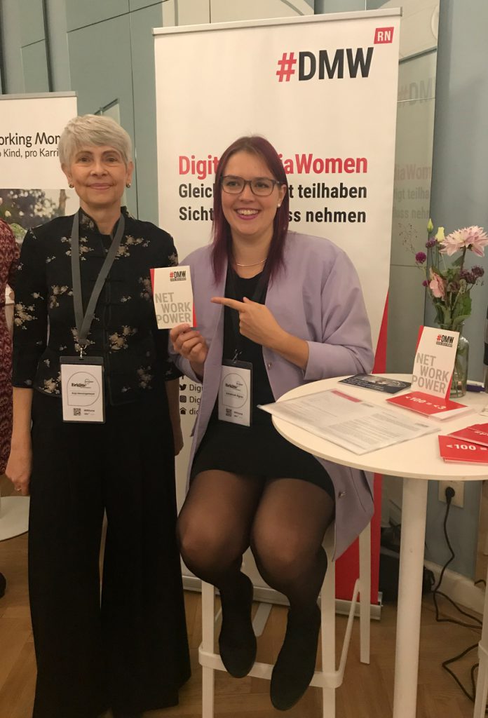 Anja Henningsmeyer und Johanna Illgner am DMW-Stand Mainz